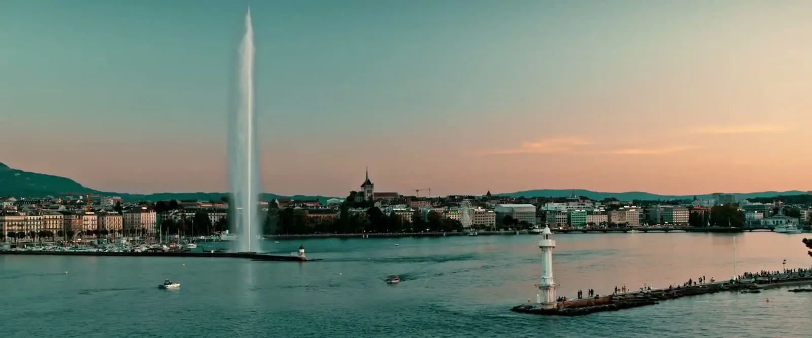 La rade de Genève et le Jet d'eau au coucher du soleil